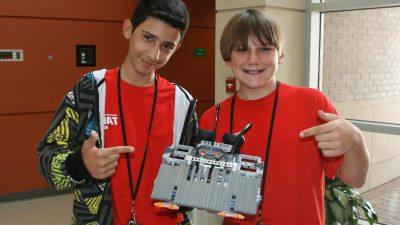 卡森·华纳(左)和迈克尔·詹金斯在周四举行的“机器人大战”相扑比赛中获得第一名. 华纳和詹金斯说，在他们的机器前面加上爪子是确保胜利的关键.
